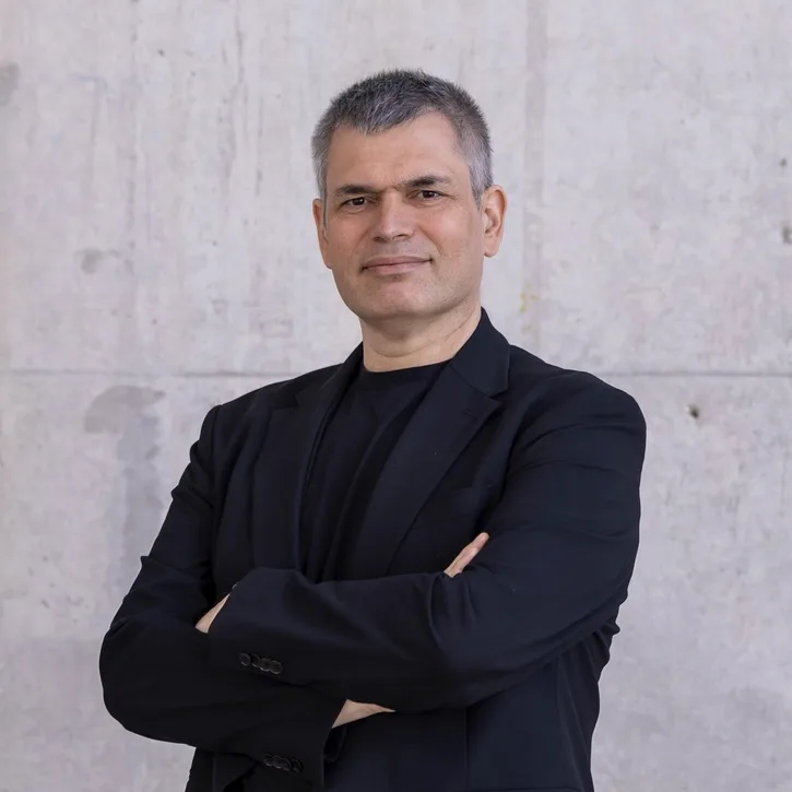 Portrait of Bruno Figueiredo on the Human x Intelligent podcast